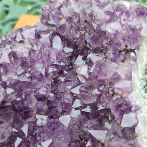 Rohes Drusenstück aus Amethyst