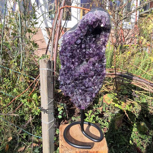 Amethystgeode auf Ständer