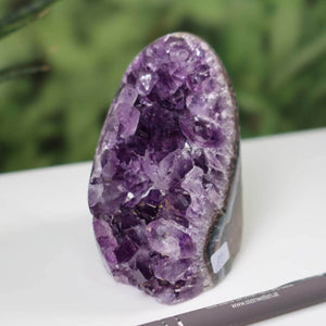 Intensely colored Uruguay amethyst mini geode displaying deep purple crystals, Unikat NR 10