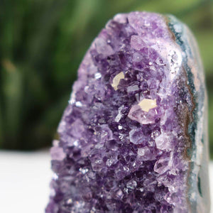 Close-up of a Uruguay Amethyst Mini Geode showing deep violet crystals, Unikat NR 24