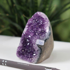 Uruguay Amethyst Mini Geode mit intensiven violetten Kristallen und Unikat-Nummer 30 auf weißem Untergrund