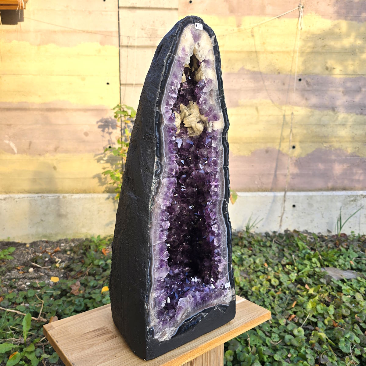 Amethyst Druse mit Calcit