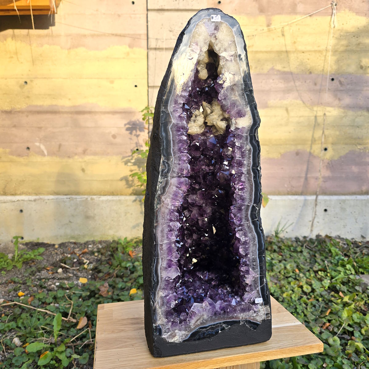 Amethyst Druse mit Calcit