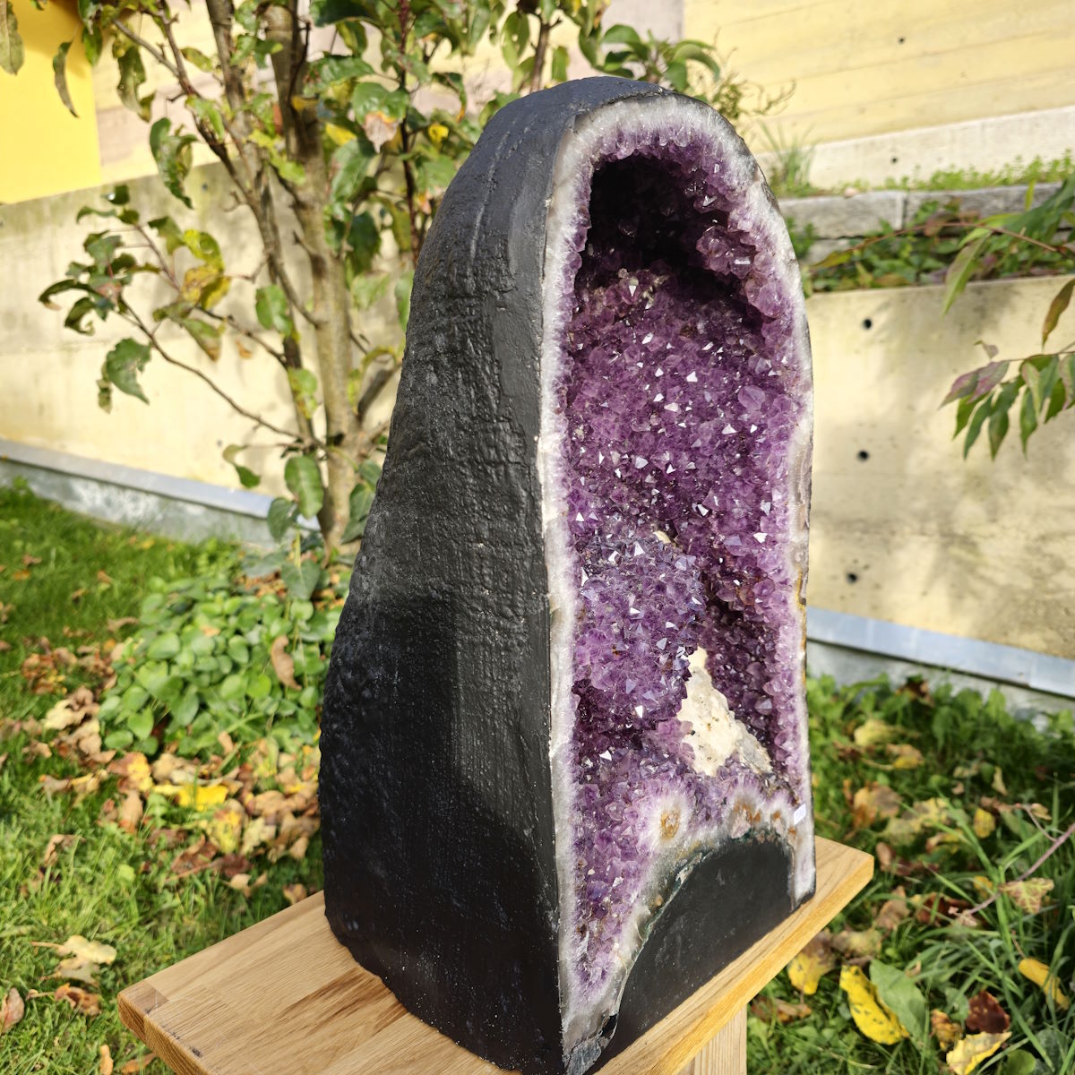 Amethyst Druse mit Calcit Einschlüssen 