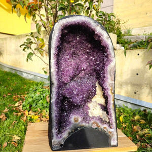 Amethyst Druse mit Calcit Einschlüssen 