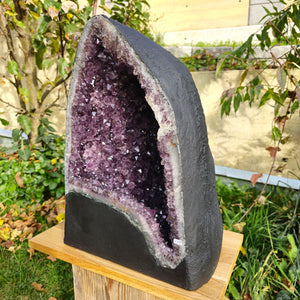 Amethyst Druse mit Calcit 