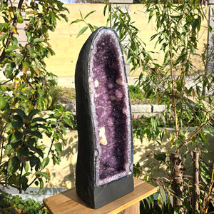 Amethyst Geode mit Calcit 