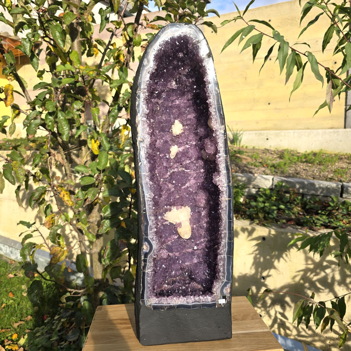 Amethyst Geode mit Calcit 