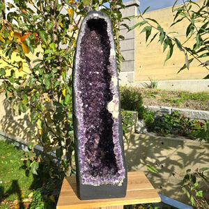 Amethyst Geode mit Calcit 