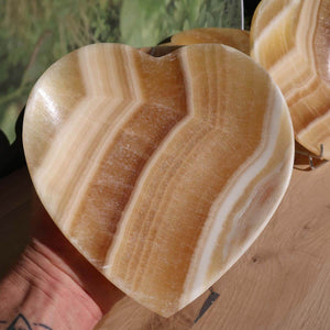 Herzförmige Aragonit Onyxmarmor Schale, 16 cm, dekorative Edelstein-Schale aus Marokko für positive Energie, Steinwelten Graz