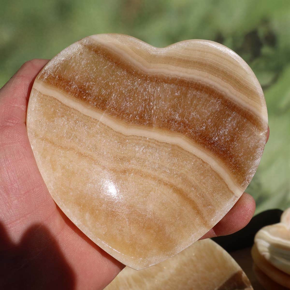 Herzförmige Onyxmarmor Schale aus gabänderten Aragonit von Steinwelten in Graz und Wiener Neustadt, ideal zur Dekoration.