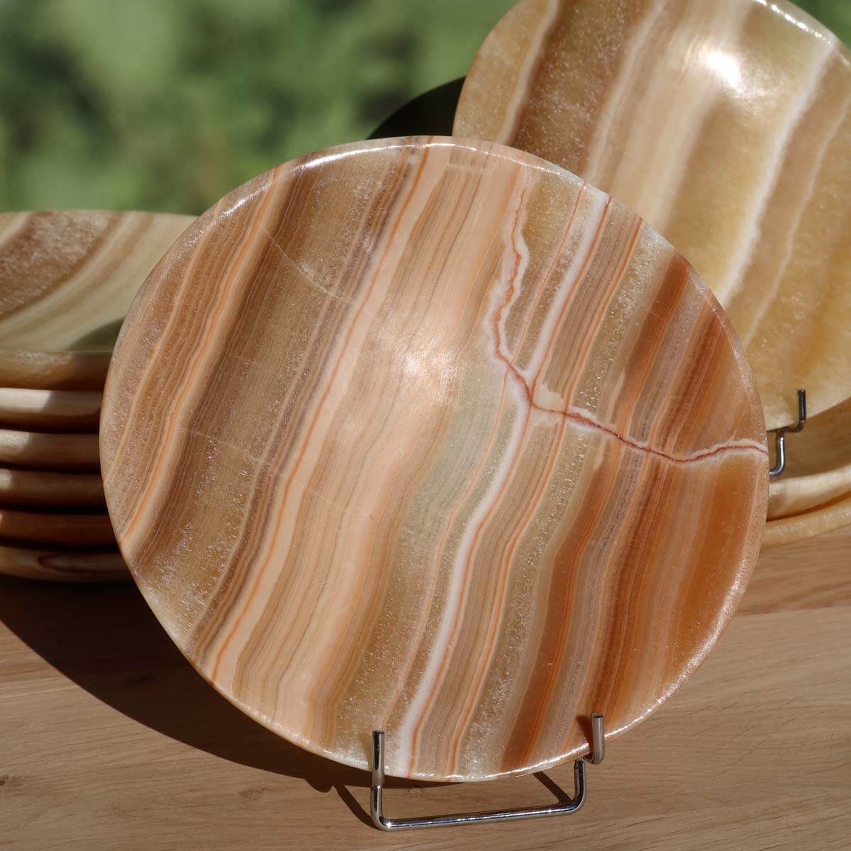 Aragonit Onyxmarmor runde Steinschale, 17cm, auf Displayständer. Perfekt für Deko und Steinheilkunde. Erhältlich bei Steinwelten Graz.