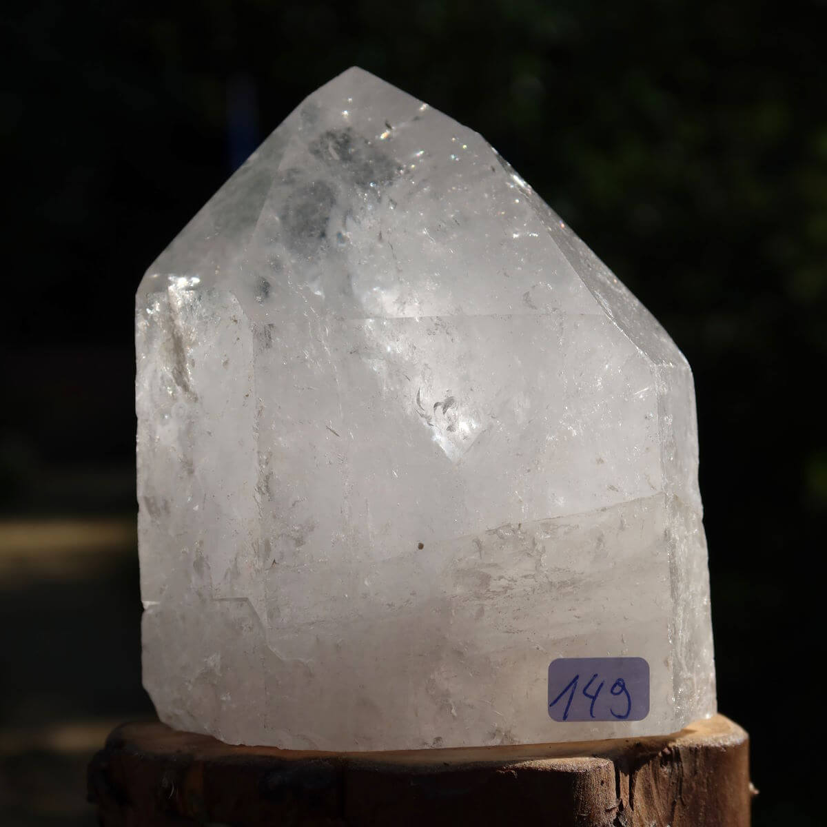 Bergkristall Quarz Spitze Unikat Nr. 149, geschliffen für Klarheit, Meditation, 9x7 cm, Brasilien, natürliche Optik, schimmernde Facetten.