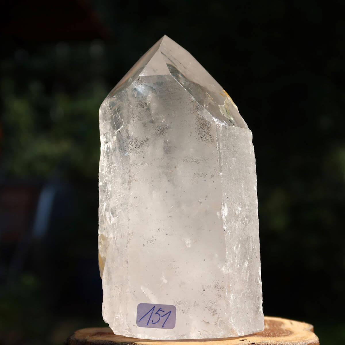 Polished quartz crystal point from Brazil - Unikat Nr. 151, ideal for clarity and meditation, size 11x5 cm.