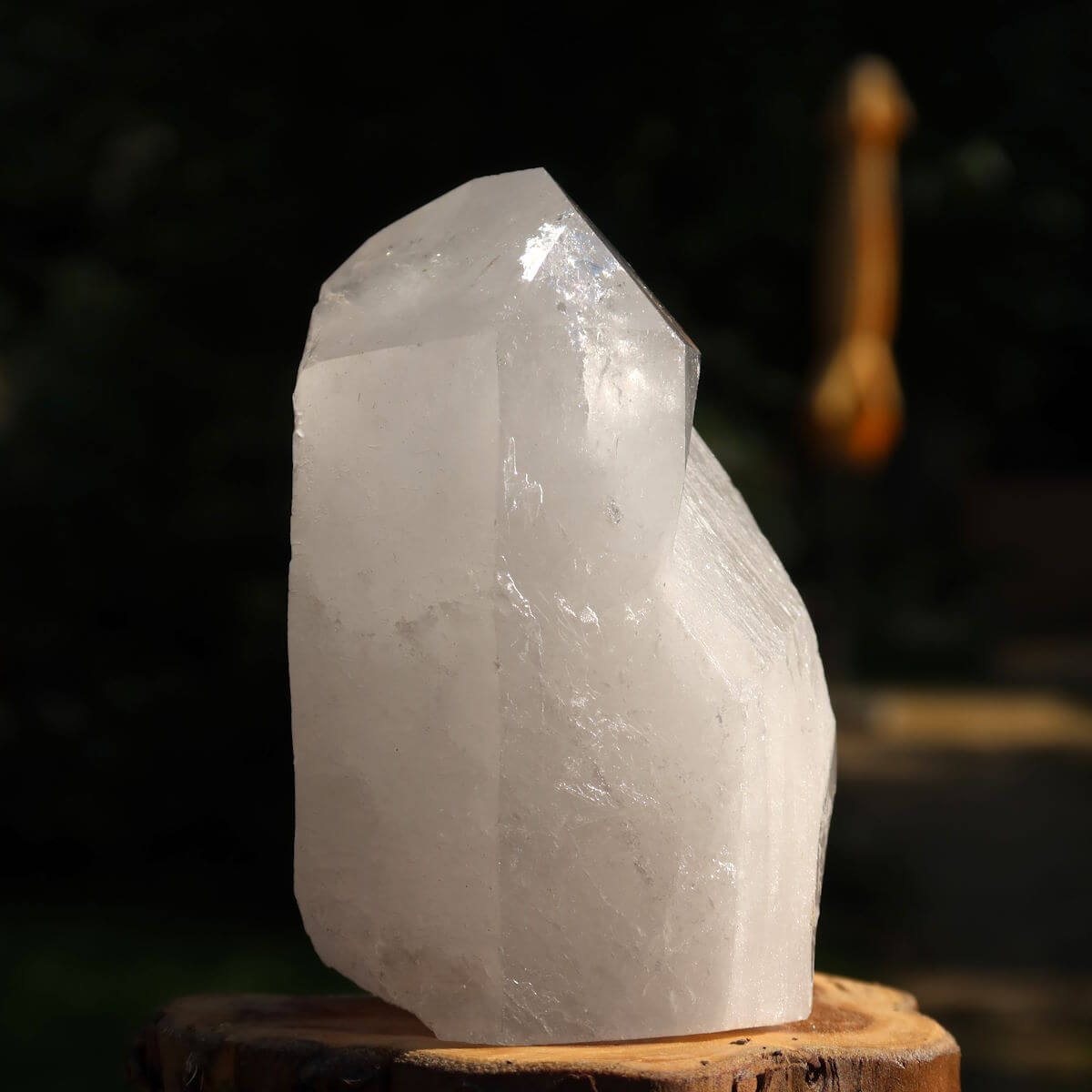 Clear quartz crystal point, Unikat Nr. 158, 9x6 cm size, for clarity and meditation, hand-held against a blurred background.