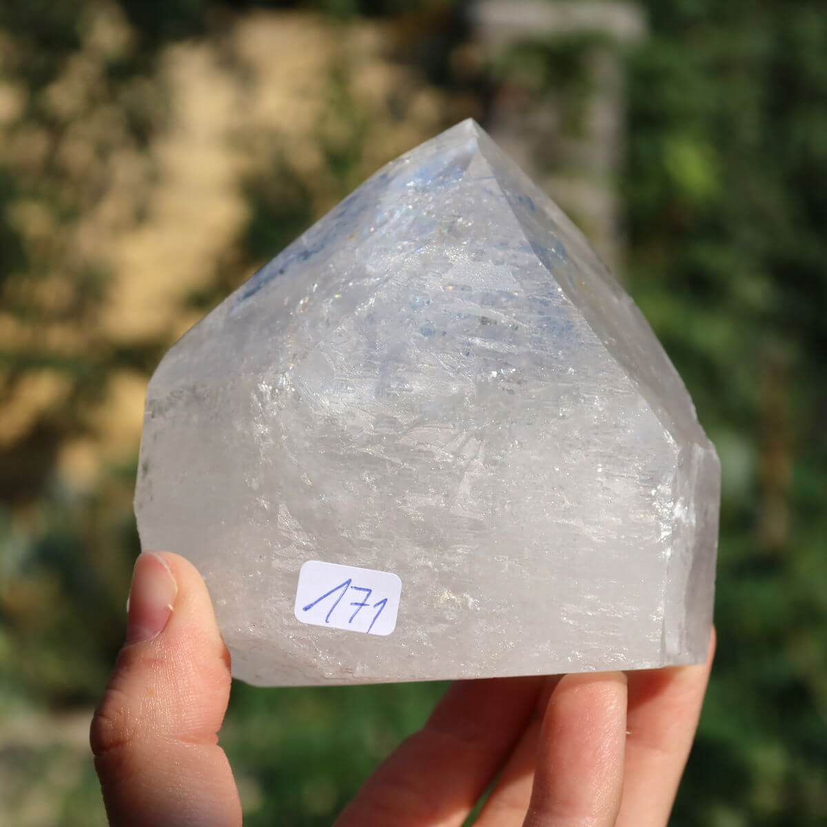 Geschliffene Bergkristall-Spitze Unikat Nr. 171, 8x8 cm, klarer Quarz aus Brasilien, ideal für Meditation und Klarheit.