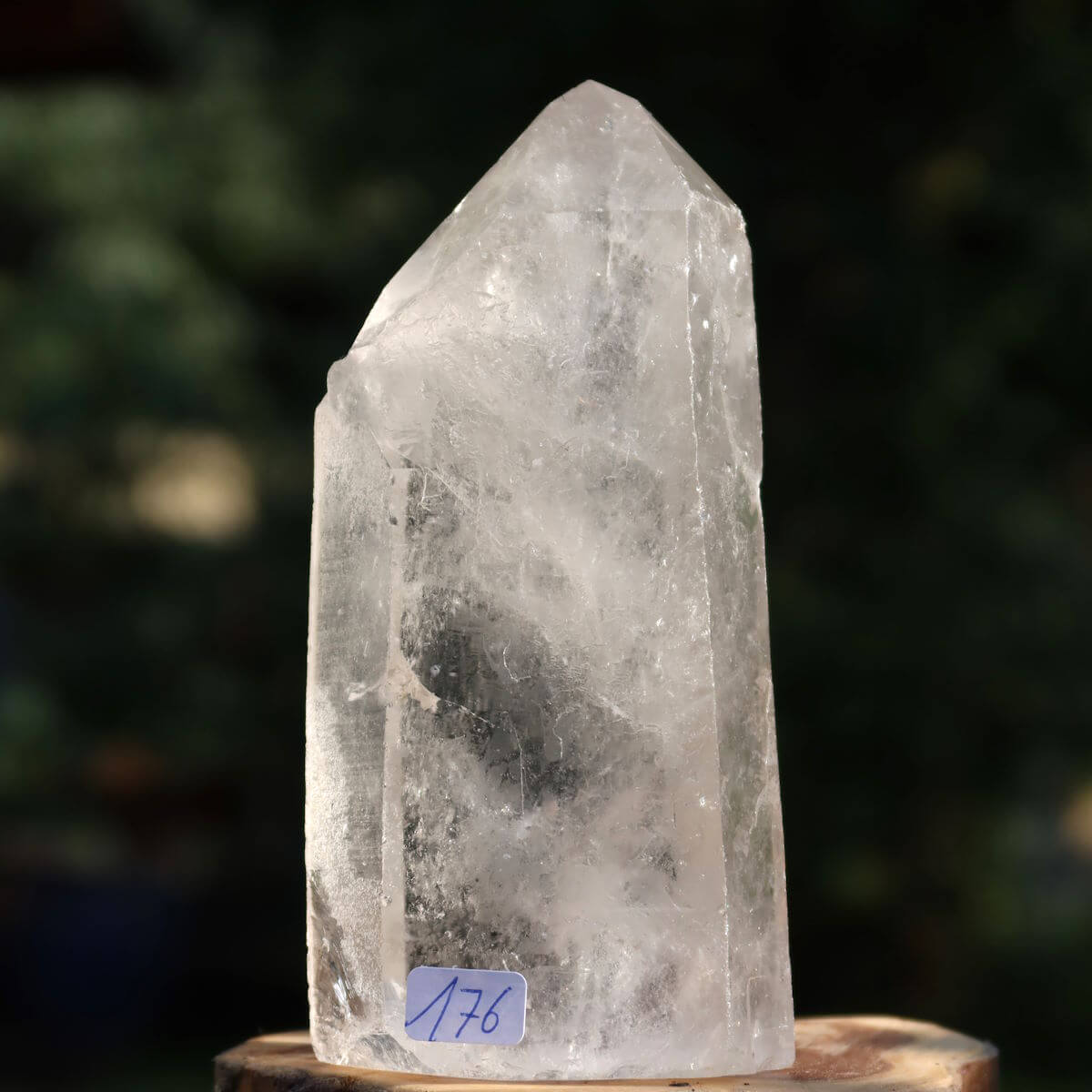 Hand holding Bergkristall Quarz Spitze Unikat Nr. 176, 12x5 cm, clear crystal for meditation and clarity, natural sparkle, Brazil origin