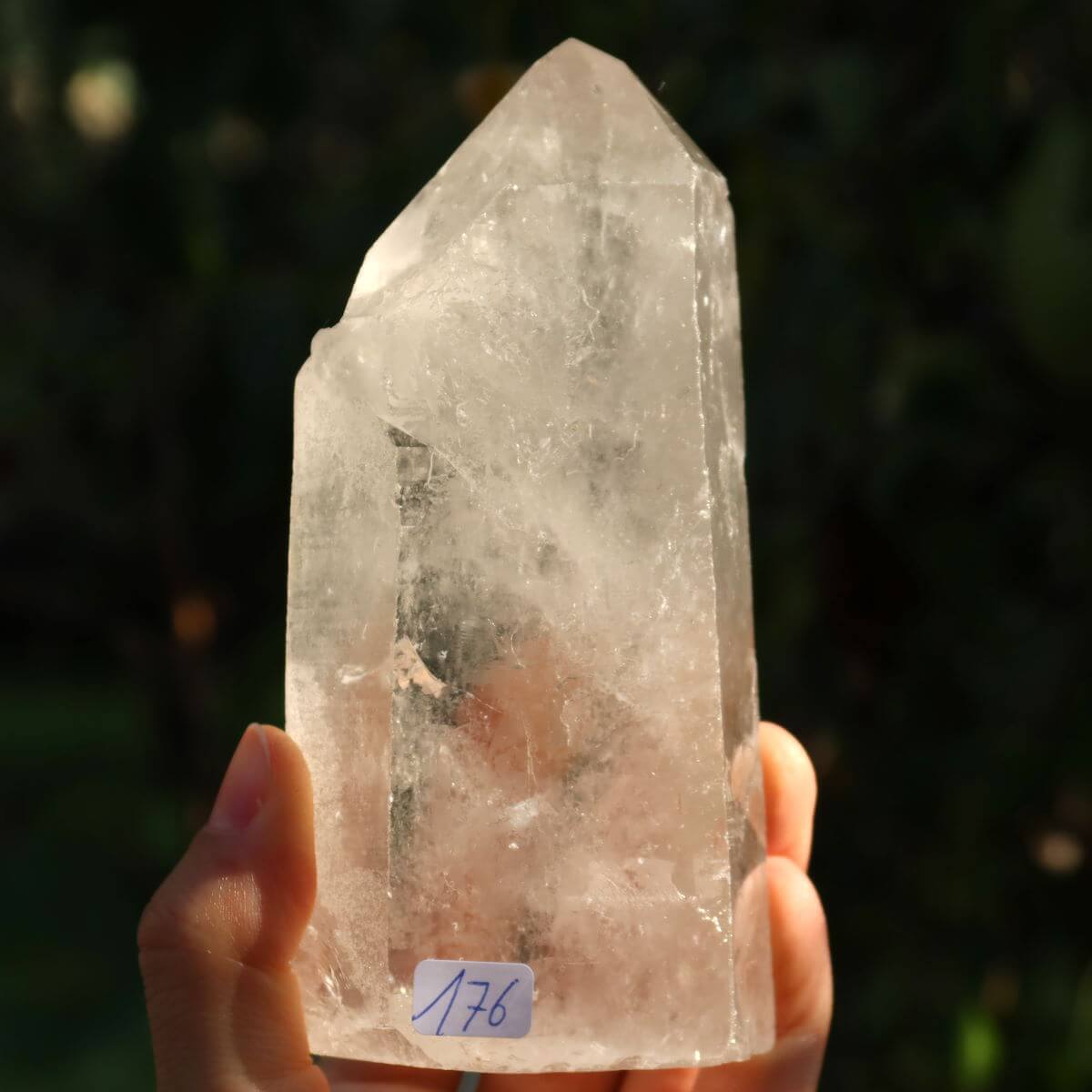 Hand holding Bergkristall Quarz Spitze Unikat Nr. 176, 12x5 cm, clear crystal for meditation and clarity, natural sparkle, Brazil origin