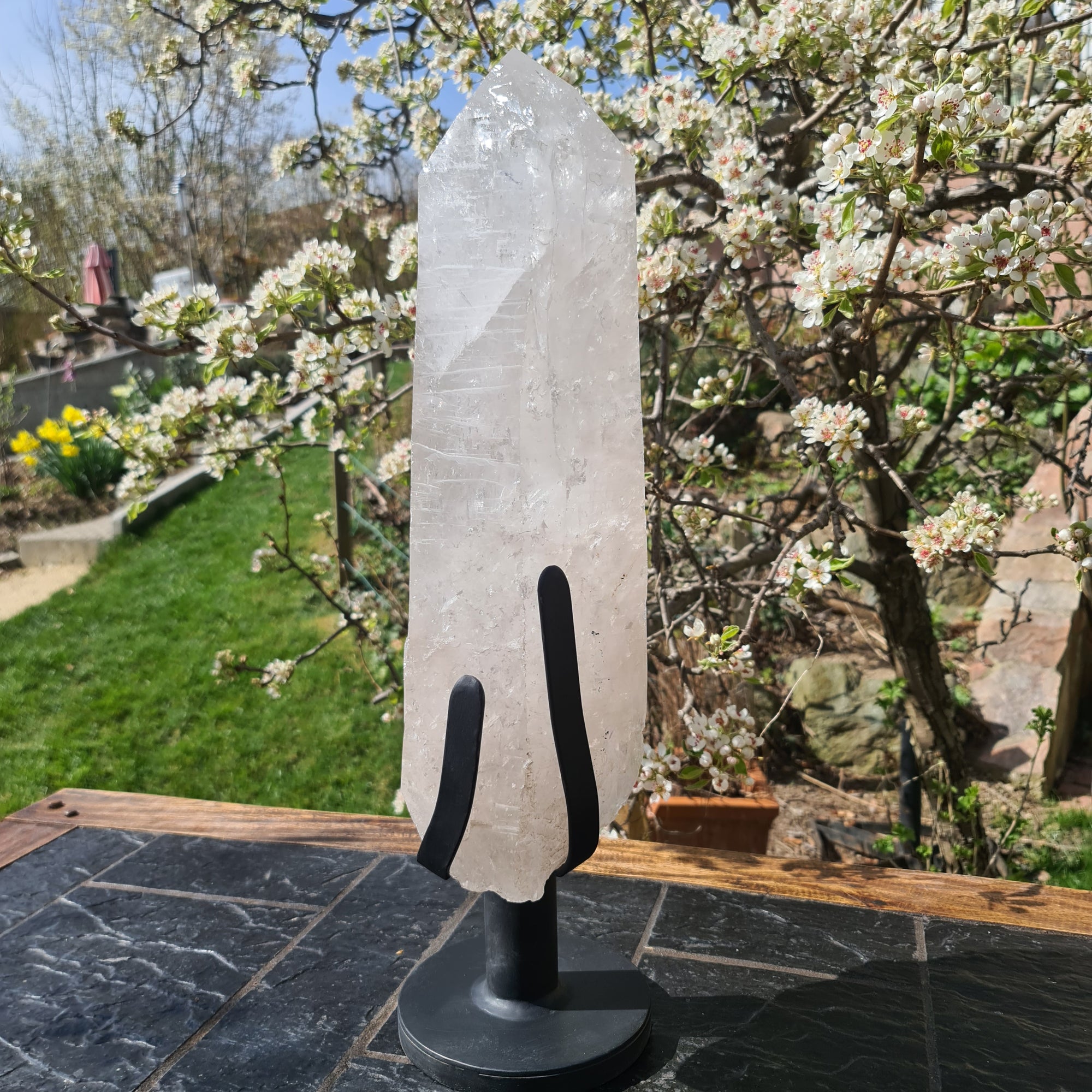Natürlicher Bergkristall XL auf Drähständer im Freien, ideal für Meditation und Raumdekoration, hochwertige Kristall Spitze