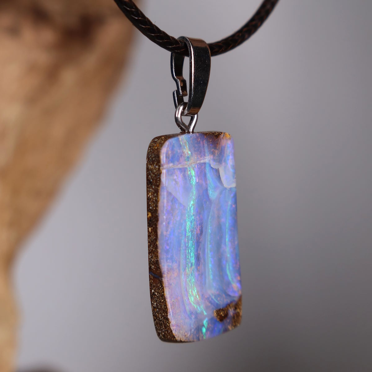 Boulder Opal Anhänger - Unikat Nr. 3 - Handgeschliffen - Echter Edelstein mit massiver Silberschlaufe - Größe 30x15mm -  Freude und Leichtigkeit