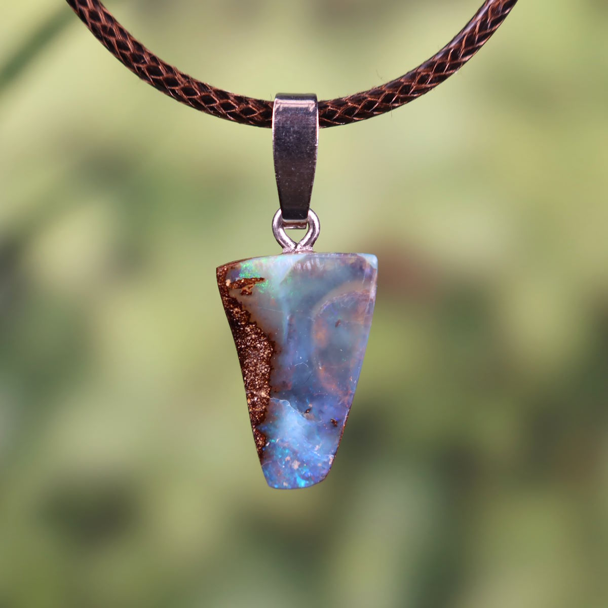 Boulder Opal Anhänger - Unikat Nr. 314 - Handgeschliffen - Echter Edelstein mit massiver Silberschlaufe - Größe 20x12mm - Freude und Leichtigkeit