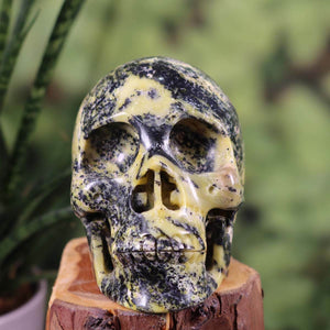 Handcrafted crystal skull from natural stone, unique patterns, 10x8 cm, collectible - Buy crystal skull online at Steinwelten.