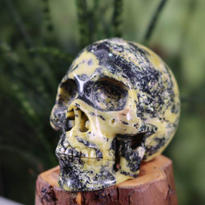 Handmade crystal skull crafted from natural stone with unique patterns, perfect collector's piece - Steinwelten Kristall Schädel online kaufen.