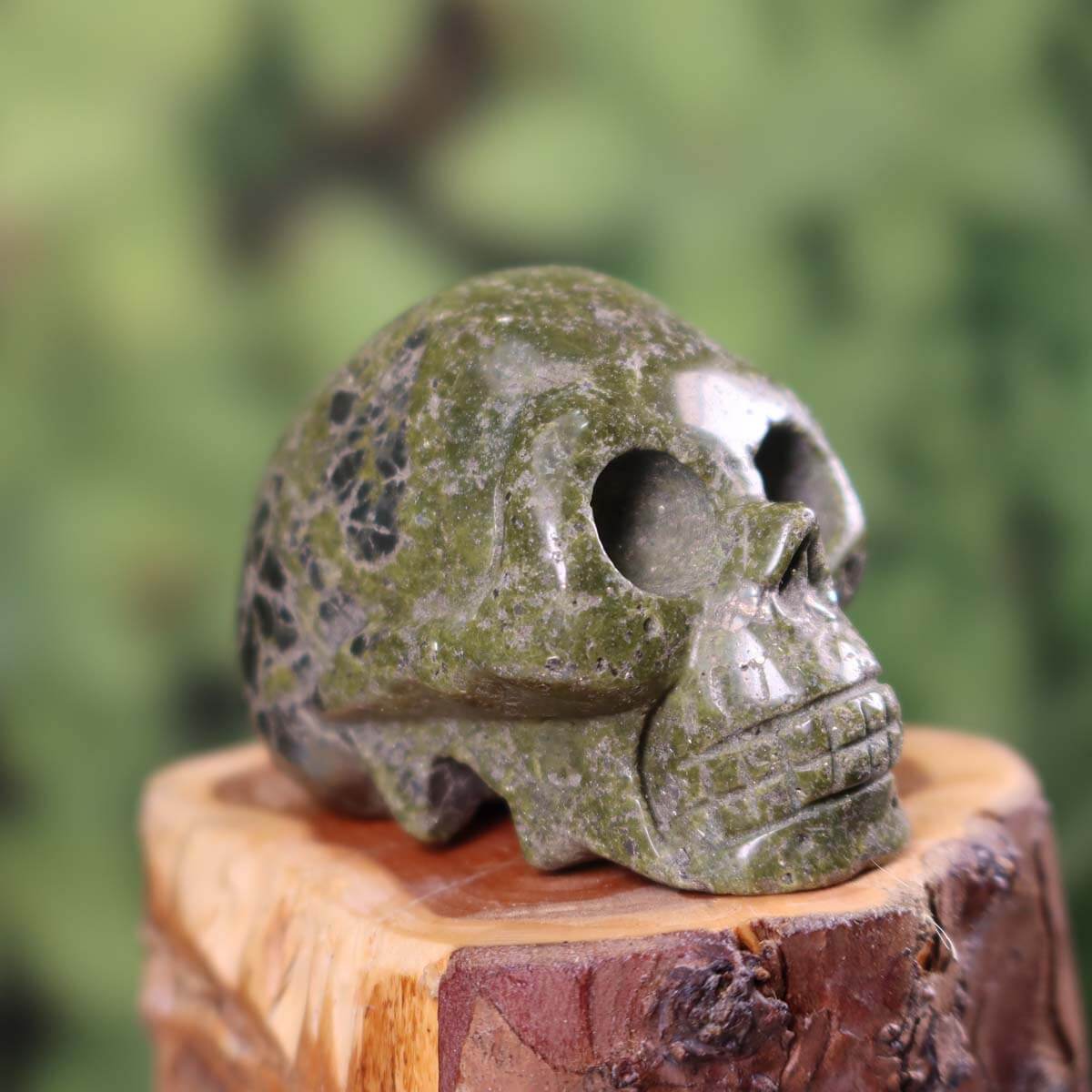 Echter handgefertigter Kristall Schädel aus Naturstein mit einzigartigen Mustern, Sammlerstück, 7x5 cm, online bei Steinwelten kaufen.
