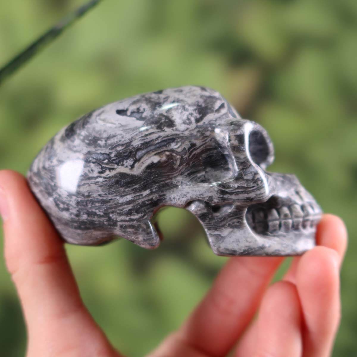 Echter Kristall Schädel aus Naturstein, handgefertigt mit außergewöhnlichen Mustern - Sammlerstück, online kaufen bei Steinwelten.