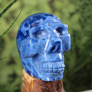 Handcrafted synthetic glass crystal skull, blue color, 13x13 cm size, unique gemstone craftsmanship. Buy Naturstein Kristallschädel online at Steinwelten.