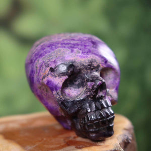 Echter Kristall Schädel aus Sugilith, handgefertigt, 6x5 cm, Unikat Sammlerstück, Meisterwerk Edelsteinschädel in Violett und Schwarz.