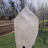 Natürlicher Bergkristall XXL auf Ständer im Garten, ideal für Raumdekoration und Meditation, 109 cm hoch, Steinwelten
