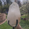 Bergkristall Spitze auf Metallständer im Freien, ideal für Meditations- und Wohnräume, natürlicher XL Kristall von Steinwelten.