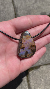 Boulder Opal mit Bohrung für Lederband kaufen